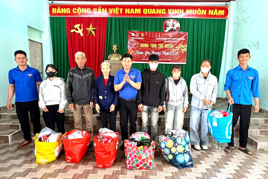 Chương trình tình nguyện "Xuân yêu thương" tại xã Đắk Sắk