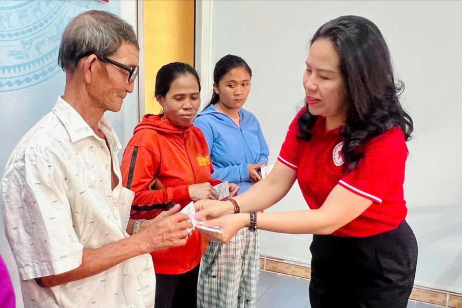 Trao 600 thẻ BHYT cho người dân khó khăn tại Bắc Bình và Lương Sơn