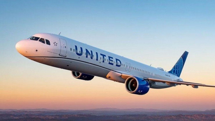 Chuyến bay UA1807: Hành động ấm lòng của nam tiếp viên United Airlines với khách nữ