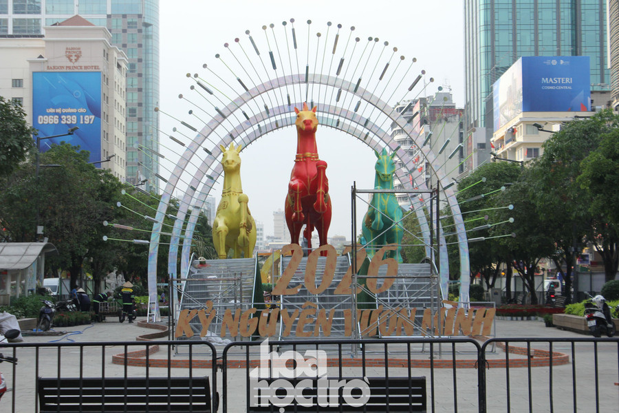 TP.HCM: Đường hoa Nguyễn Huệ 2026 dần hoàn thiện sẵn sàng đón khách du xuân