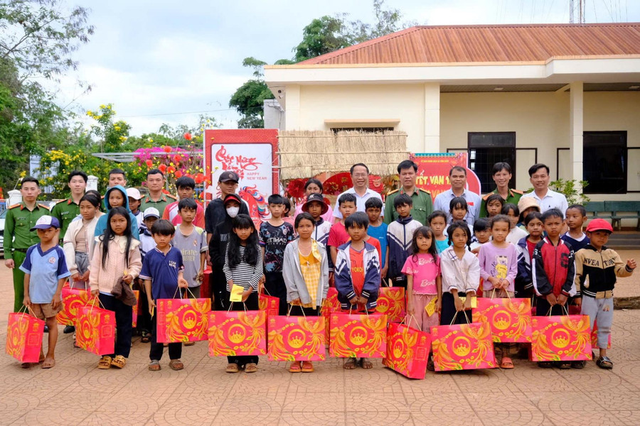 Lãnh đạo Công an tỉnh Lâm Đồng tặng quà Tết cho trẻ em các xã còn khó khăn