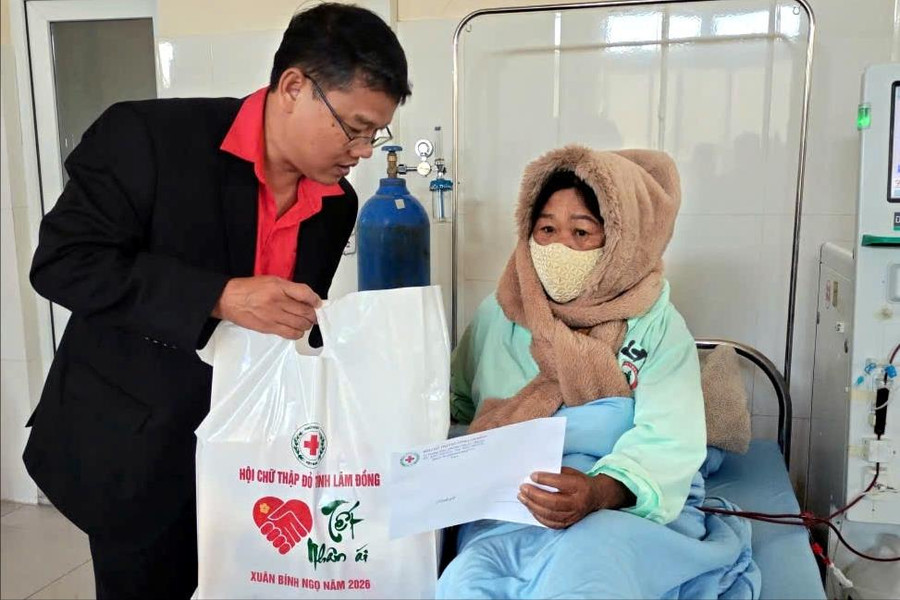 Tặng 50 suất quà Tết cho bệnh nhân có hoàn cảnh khó khăn