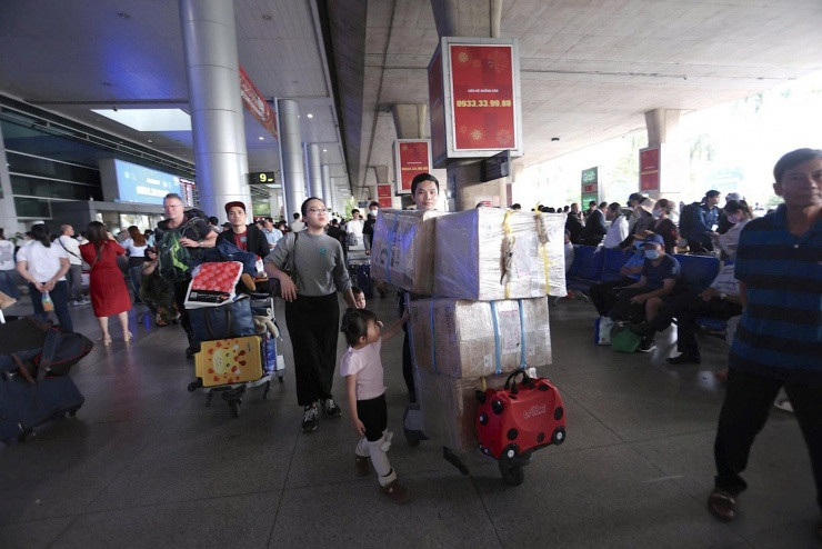 Sân bay Tân Sơn Nhất: Xúc động những cuộc đoàn viên ngày giáp Tết Bính Ngọ 2026