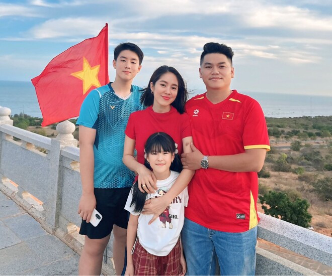 Diễn viên Lê Phương đưa chồng con về quê nội Bình Thuận ăn Tết sớm
