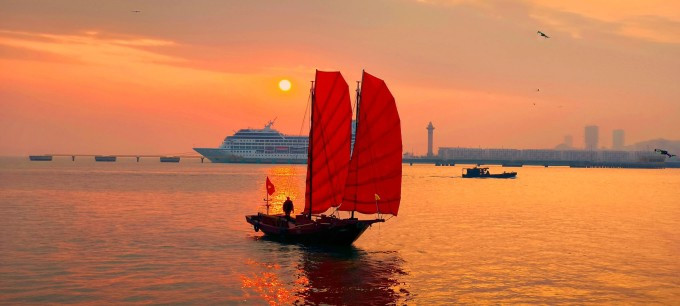 Vịnh Hạ Long: Hoài niệm thuyền buồm cánh đỏ tái hiện vẻ đẹp di sản truyền thống
