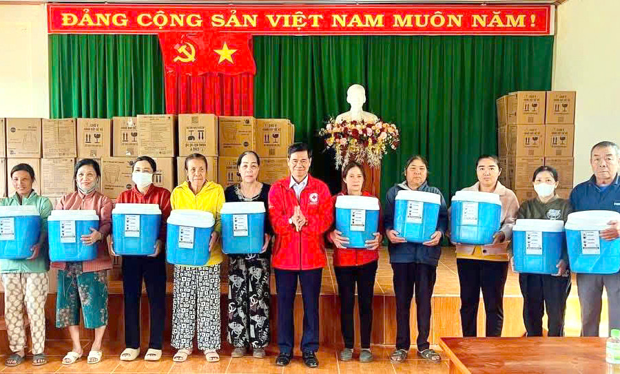 Trao thiết bị lọc nước cho 400 hộ ở xã Đinh Văn Lâm Hà