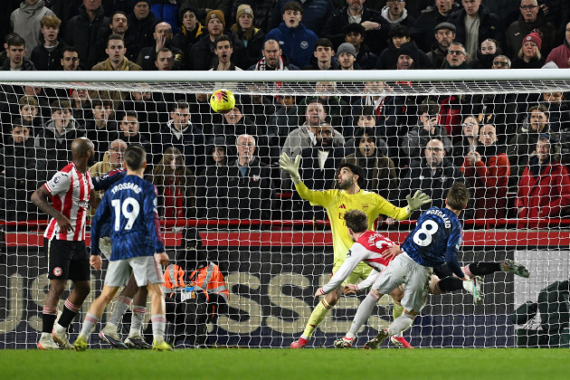 Arsenal bị Brentford cầm hòa 1-1: Đòn trừng phạt từ vũ khí ném biên sở trường