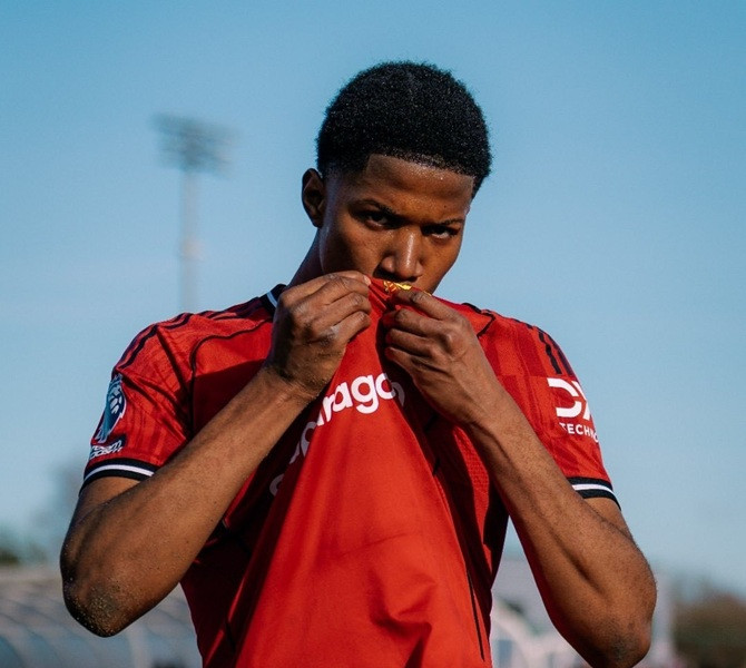 Chido Obi rực sáng trong chiến thắng 3-1 của U18 MU trước đại kình địch Man City