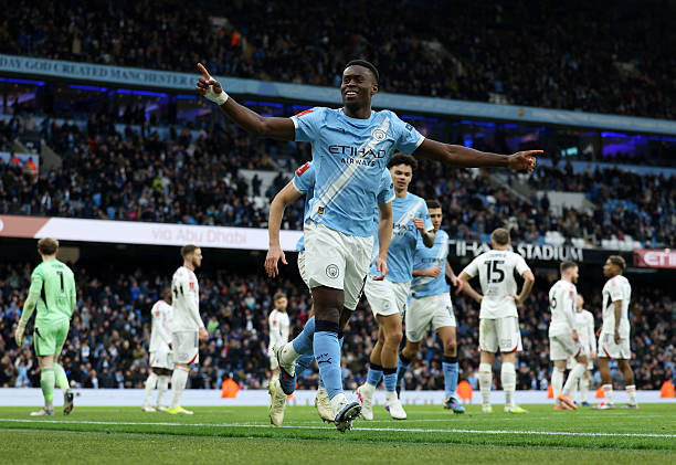 Marc Guehi ghi bàn đầu tiên giúp Man City hạ Salford: Tầm ảnh hưởng của lá chắn thép mới