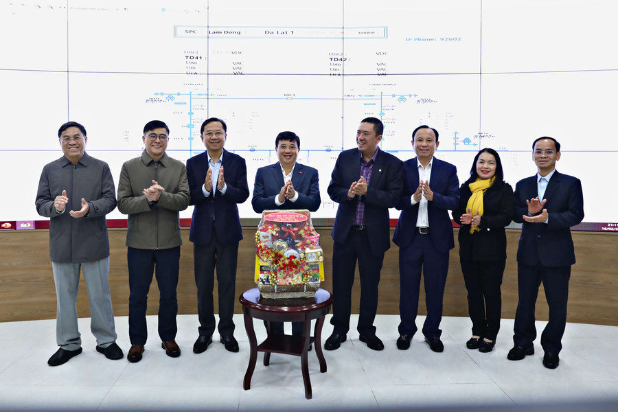 Bí thư Tỉnh ủy Lâm Đồng Y Thanh Hà Niê Kđăm thăm, động viên các đơn vị trực đêm giao thừa