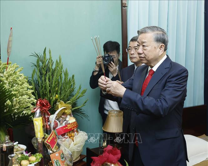 Tổng Bí thư Tô Lâm dâng hương tưởng niệm Bác Hồ tại Nhà 67
