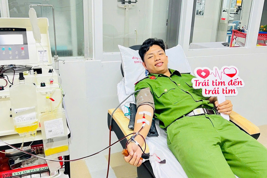 Chiến sĩ Cảnh sát cơ động Quảng Ngãi hiến tiểu cầu cứu người trong đêm trực Tết