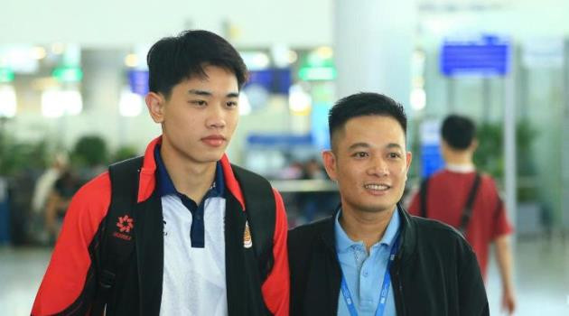 Quang Hải và Đình Bắc xuất ngoại ngày 29 Tết: Cuộc săn vé tứ kết kịch tính tại Singapore