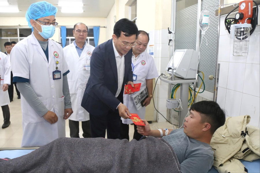 Chủ tịch UBND tỉnh Lâm Đồng Hồ Văn Mười thăm, động viên các đơn vị làm nhiệm vụ xuyên Tết