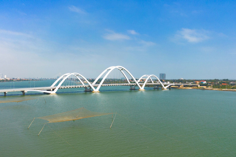 Dự án cầu Nhật Lệ 3 hơn 1.300 tỷ đồng: Tiến độ đạt 95% và vướng mắc mặt bằng