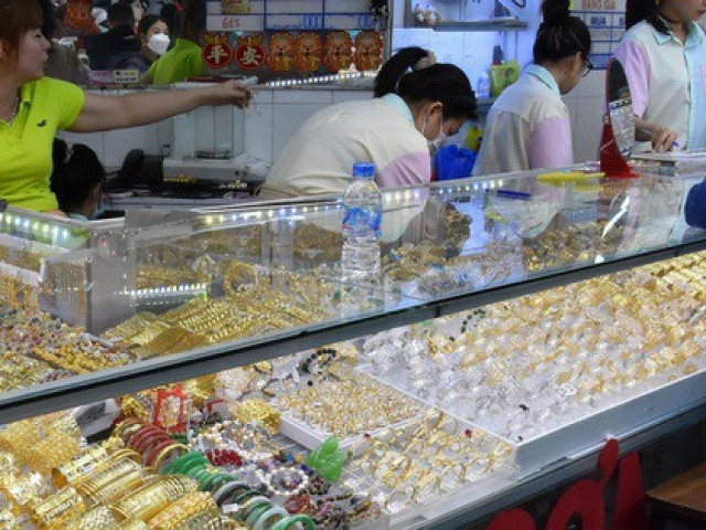 Cập nhật 08:15 sáng 17/02/2026: Giá vàng đồng loạt đi ngang, SJC niêm yết 181.000