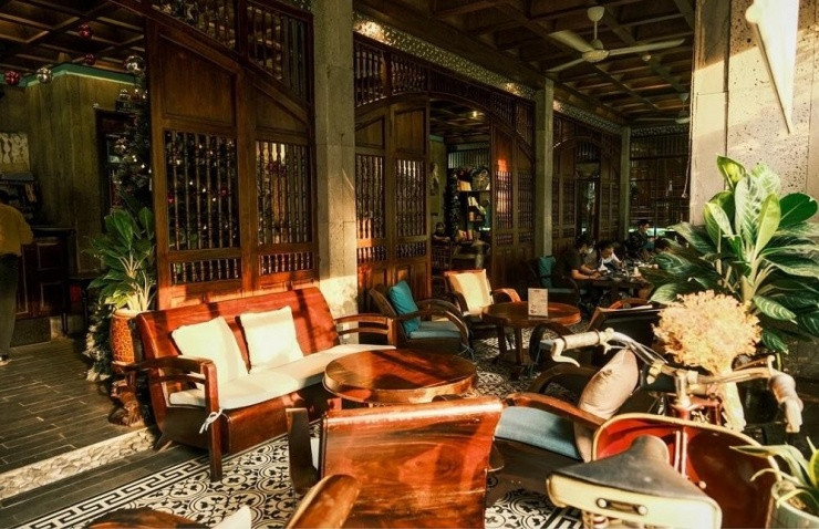 Sài Gòn và những góc quán quen: Nơi thời gian ngừng lại giữa phố thị xô bồ