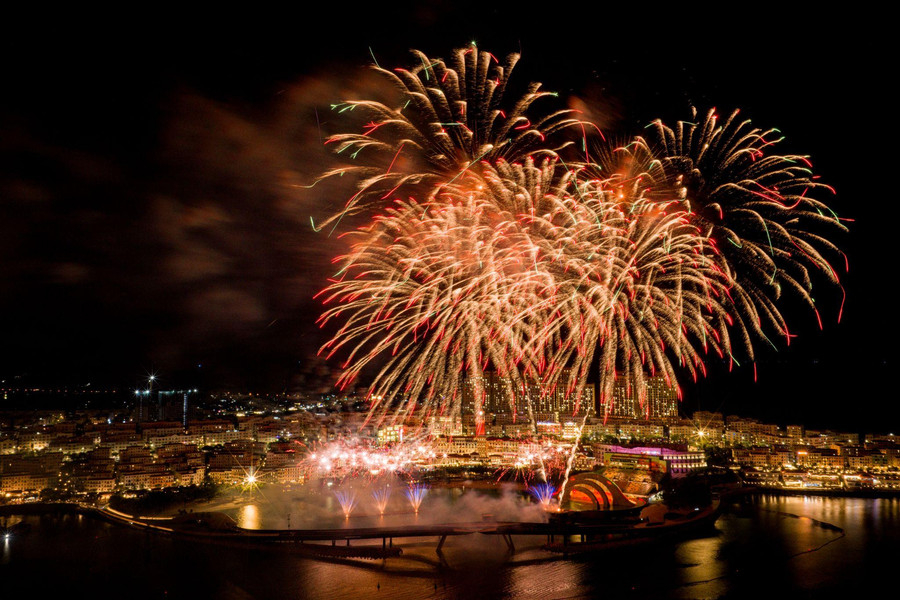 Phú Quốc: Thị trấn Hoàng Hôn rực rỡ pháo hoa đón hàng trăm nghìn khách dịp Tết