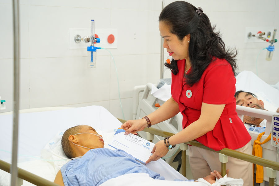 Trao hơn 100 suất quà cho bệnh nhân đang điều trị tại Bệnh viện Đa khoa Bình Thuận