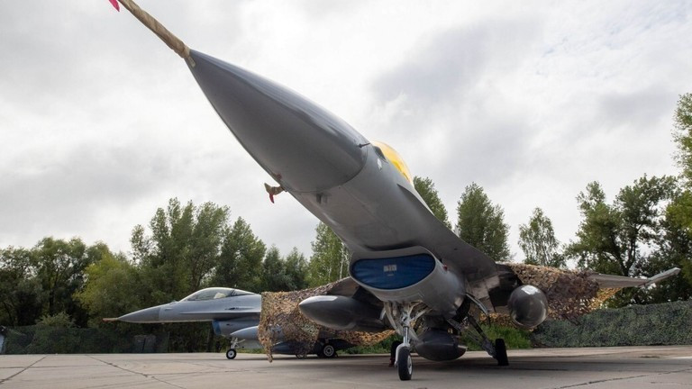 Báo Pháp: Cựu phi công Mỹ và Hà Lan bí mật điều khiển F-16 tại Ukraine