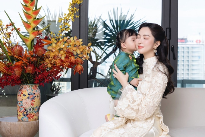 Hoa hậu Đặng Thu Thảo hé lộ diện mạo con gái thứ ba dịp Tết Bính Ngọ
