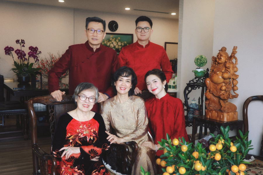 Diễn viên Ngọc Huyền khoe ảnh gia đình chồng: Mẹ chồng là em gái NSƯT Chí Trung