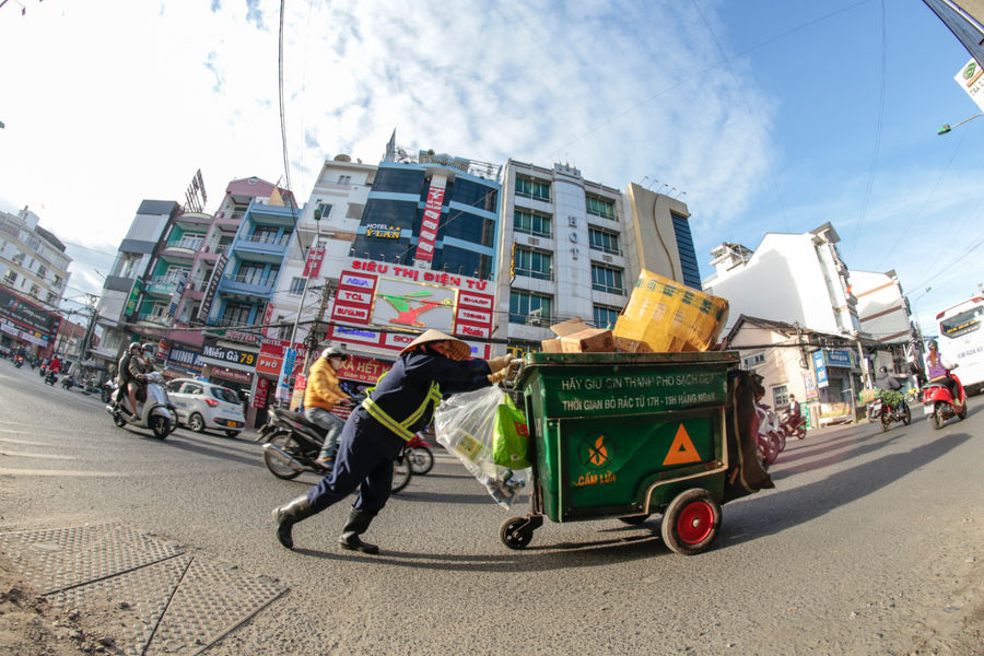 Những người lặng lẽ xuyên đêm làm đẹp phố phường Đà Lạt xanh- sạch- đẹp