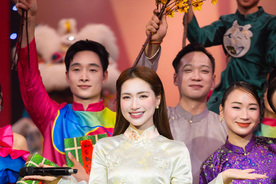 Hòa Minzy xúc động tái ngộ Gala Việc tử tế Tết 2026: 'Như được trở về nhà'