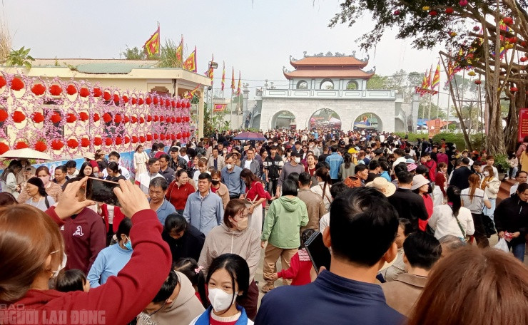 Thanh Hóa: Hàng vạn người chen chân xin 'nước thánh' tại Phủ Na dịp đầu năm Bính Ngọ