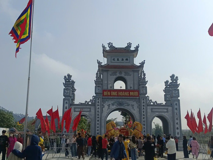 Nghệ An: Hàng vạn người đổ về đền ông Hoàng Mười cầu bình an đầu năm Bính Ngọ