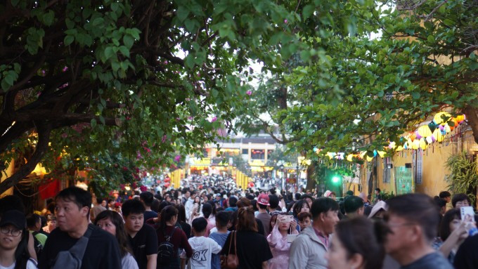 Hội An đông nghẹt khách dịp đầu năm: Phố cổ quá tải cục bộ ngày mùng 5 Tết