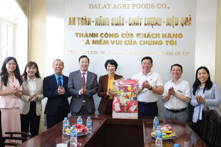 Phó Bí thư Tỉnh ủy Phạm Thị Phúc chúc Tết Công ty Cổ phần Nông sản thực phẩm Lâm Đồng