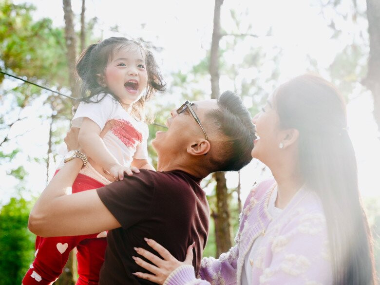 Con gái út Lisa nhà Khánh Thi - Phan Hiển gây ấn tượng với vẻ ngoài như búp bê