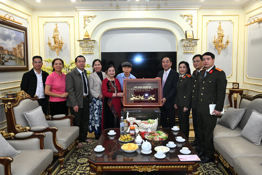 Thượng tướng Trần Quốc Tỏ chúc thọ thân phụ mẫu Trung tướng Nguyễn Văn Trung tại Phú Thọ
