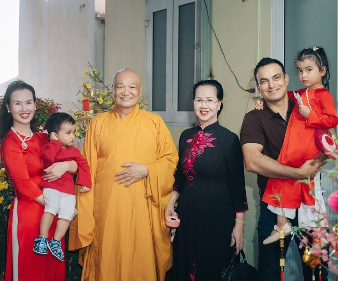 Võ Hạ Trâm cùng gia đình đi lễ chùa đầu năm và kỳ nghỉ Tết bình yên bên ông xã Ấn Độ