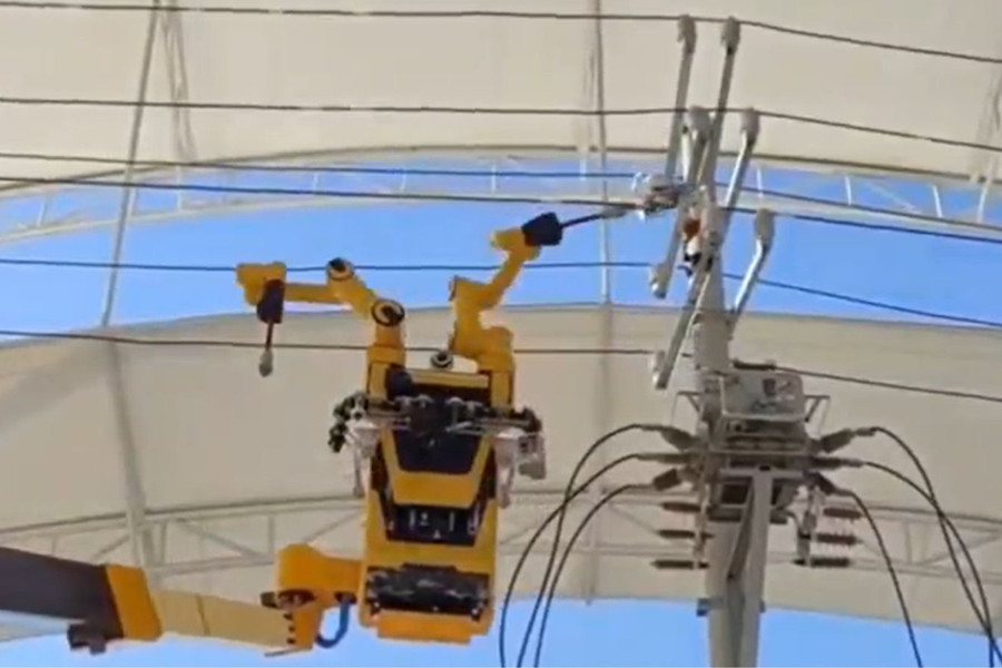Robot Trung Quốc lần đầu sửa điện trực tiếp trên đường dây 10 kV: Bước tiến mới cho ngành điện lực