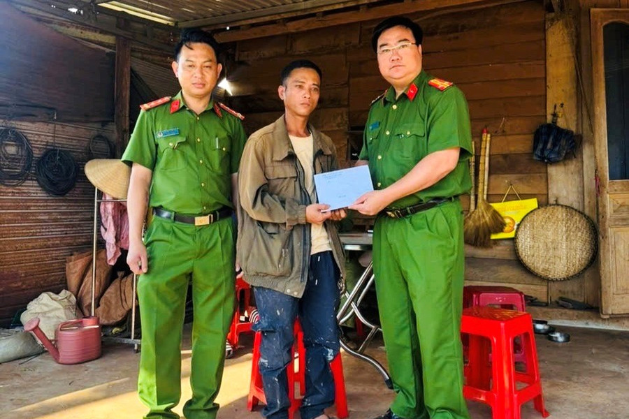 Hỗ trợ gia đình bị cháy nhà ở Đắk Sắk
