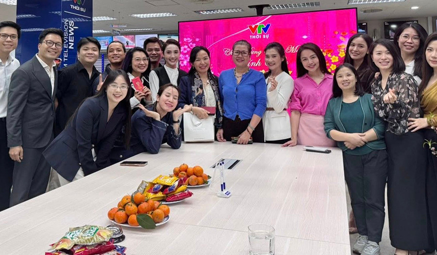 Dàn MC VTV rộn ràng khai xuân Bính Ngọ: Lì xì và nụ cười ngày đầu đi làm