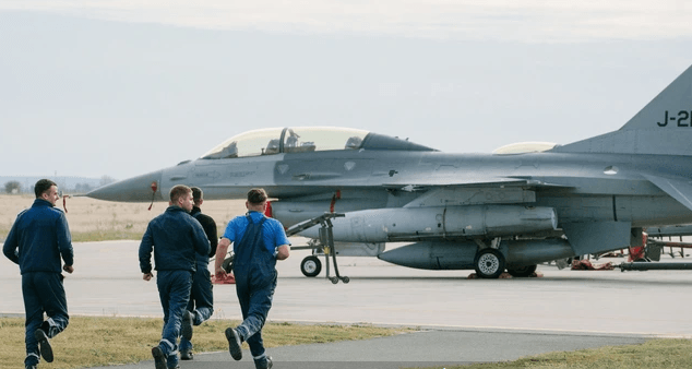 Hà Lan bàn giao 18 tiêm kích F-16 cho Romania với mức giá tượng trưng 1 Euro