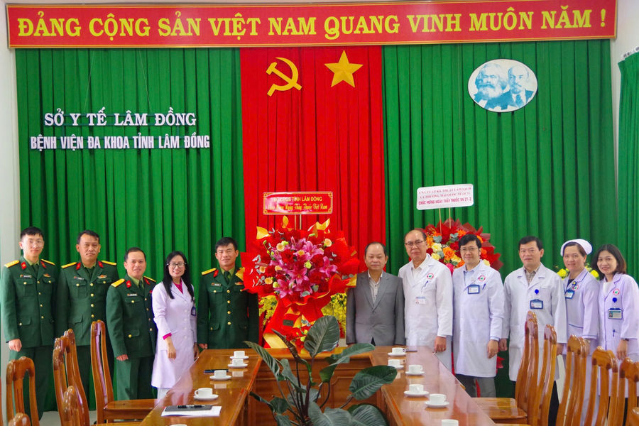 Lực lượng vũ trang Lâm Đồng thăm, chúc mừng các cơ sở y tế