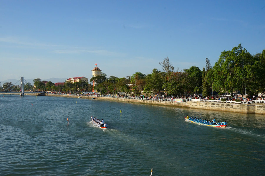 Khắp nơi tưng bừng lễ hội