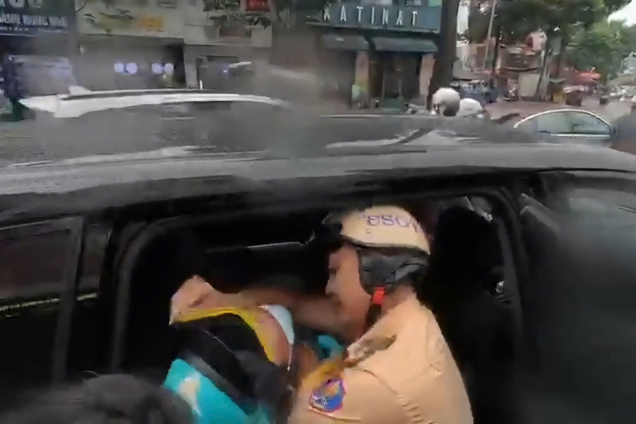 CSGT TP.HCM dẫn đường taxi đưa tài xế xe ôm công nghệ bị đột quỵ đi cấp cứu trong mưa