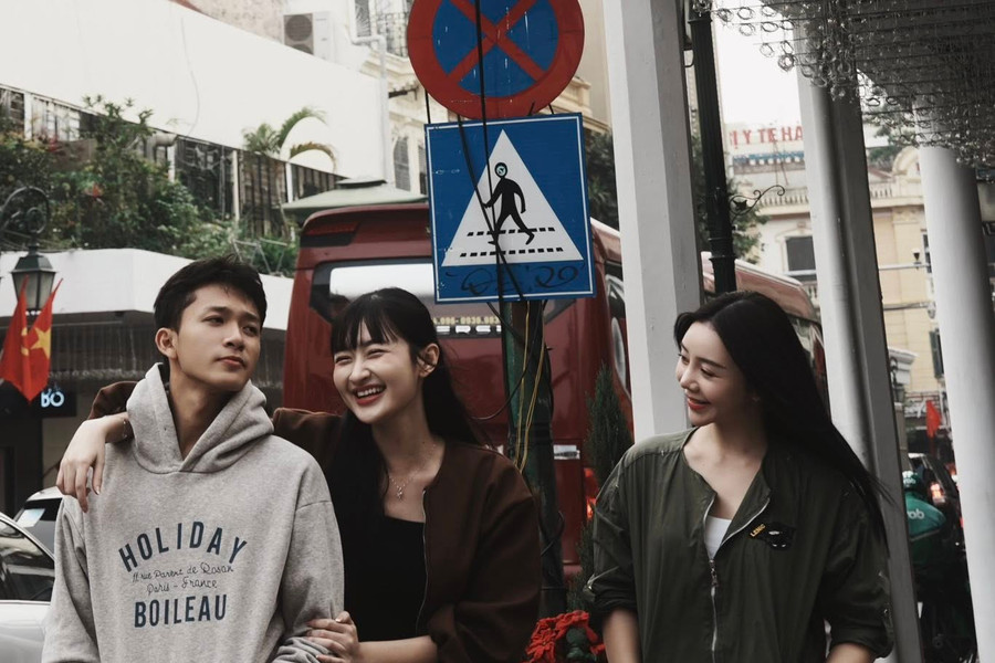 Bước chân vào đời: Quỳnh Kool gây chú ý với loạt ảnh hậu trường thân thiết bên các em