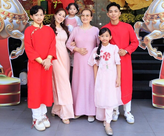 Khánh Thi hé lộ nhan sắc mẹ ruột hoa khôi và bí mật 18 năm làm con rể của Phan Hiển