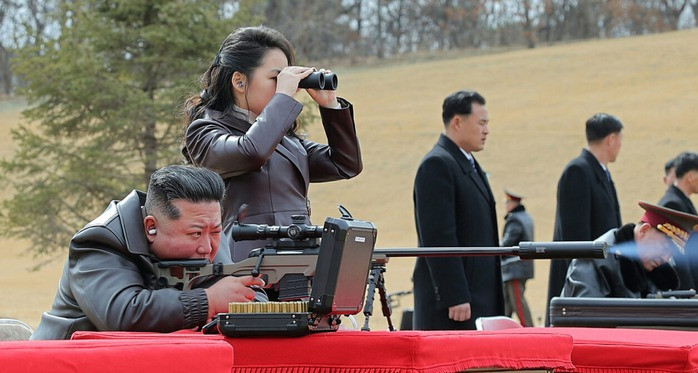 Con gái nhà lãnh đạo Kim Jong-un trực tiếp khai hỏa mẫu súng bắn tỉa mới của Triều Tiên