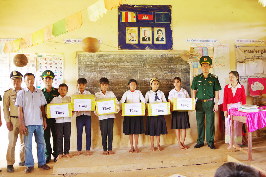 Nâng bước học sinh nghèo Campuchia - Nhịp cầu tri thức nơi biên giới