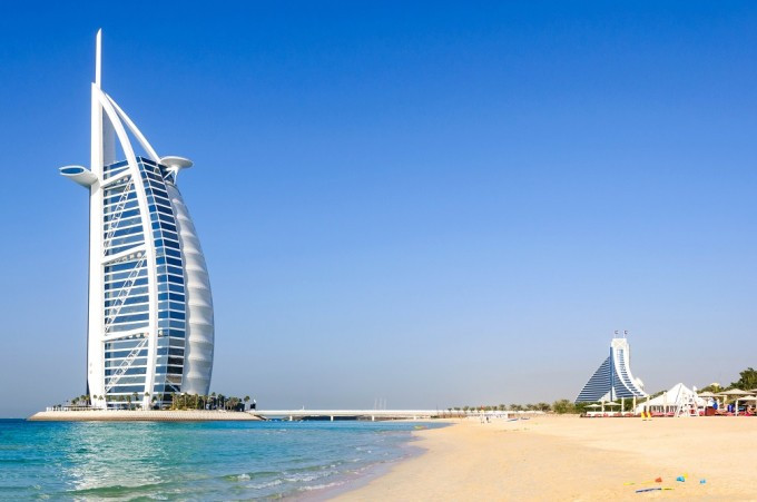 Dubai: Biểu tượng Burj Al Arab hư hại do trúng mảnh vỡ máy bay không người lái