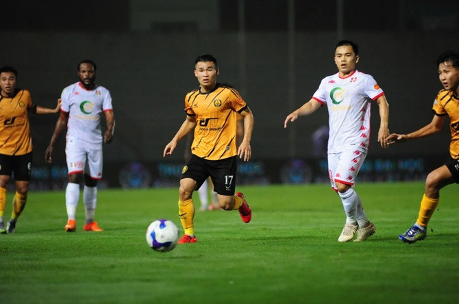 Nguyễn Văn Tùng lập kỳ tích ghi bàn thứ 11.000 trong lịch sử V-League