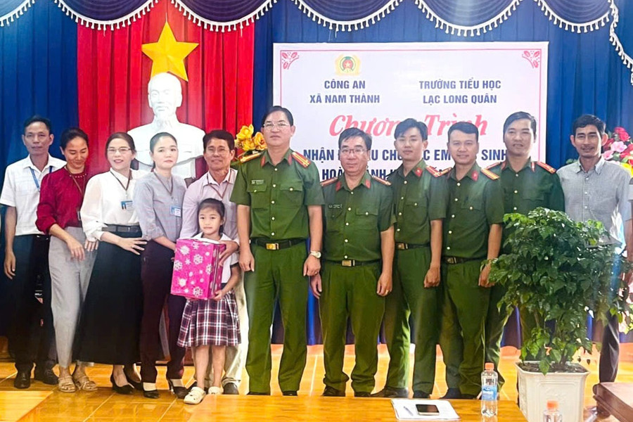 Công an Nam Thành nhận đỡ đầu 3 học sinh có hoàn cảnh khó khăn