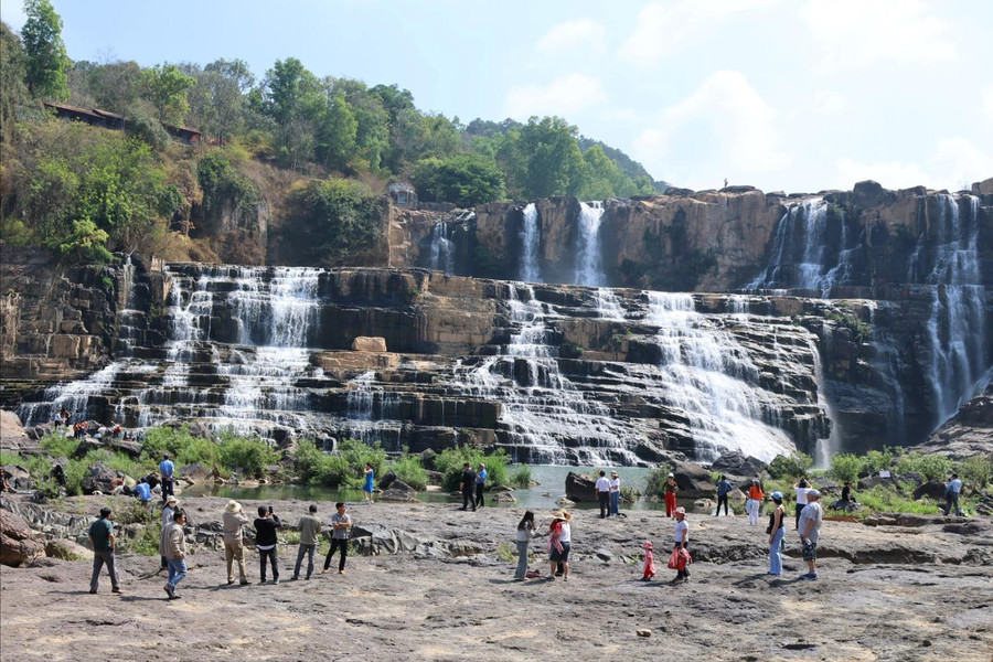More than 2,800 visitors flock to Pongour Waterfall Festival on the First Full Moon